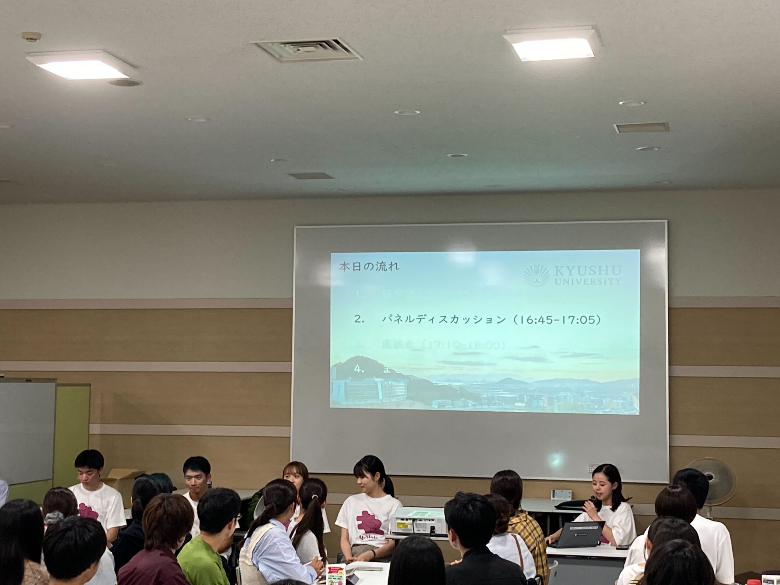 蘭州大学で外国語学部日本語学科の学生と交流